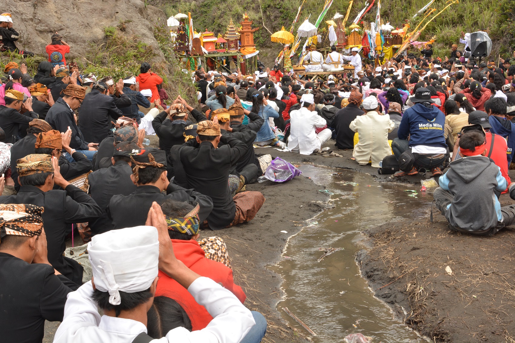 Testing Yadnya Kasada Ritual Adat di Kaki Gunung